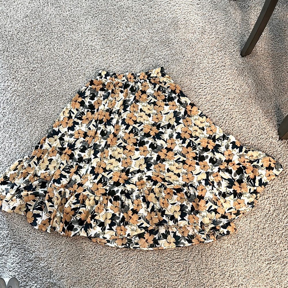 BRAND NEW! NEVER BEEN WORN! Floral skirt (size medium)